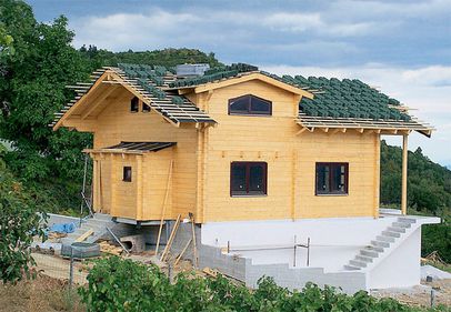 Românii consideră că investiţiile în case din lemn "pot să mai aştepte", astfel că piaţa a scăzut la jumătate