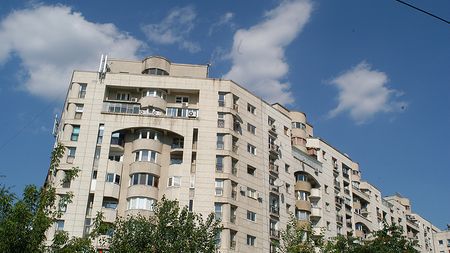 Imobilele cu bulină roşie vor fi refuzate /Un sfert dintre români îşi vor asigura locuinţele în 2010
