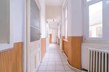 PRET NOU! Apartament la casă, ultracentral– curte proprie și garaj anunturi imobiliare Arad