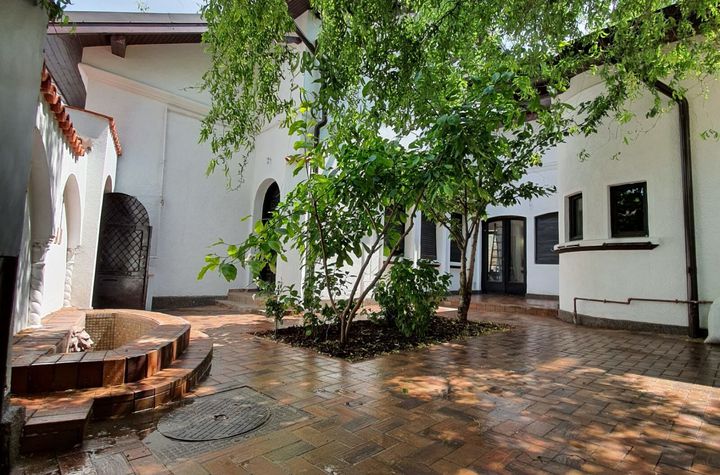 Villa with beautiful architecture, garden, Dacia anunturi imobiliare Bucuresti