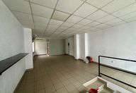 400 €, Spațiu comercial