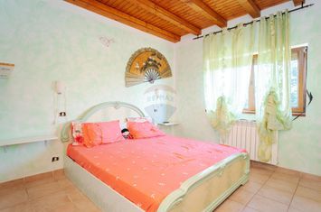 Casă / Vilă cu 4 camere de vânzare anunturi imobiliare Iasi