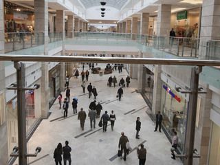 Bătălia pentru mall-uri continuă. Câte mai „suportă“ Capitala după lansarea în februarie a celui mai mare mall, Sun Plaza