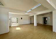 3.100 €, Spațiu comercial