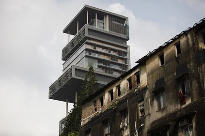 Reşedinţa celui mai bogat indian, turnul de fildeş care se ridică deasupra sărăciei