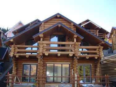 Vanzarile de case de vacanta si cabane montane din lemn scad cu circa 40%
