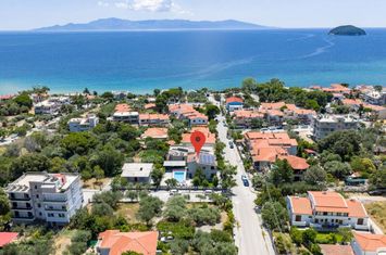 Casă unifamilială renovată, 3 niveluri, 284 mp, 250 m de mare anunturi imobiliare Grecia