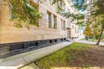 Cladire simbol cu destinatie multifunctionala anunturi imobiliare Arad