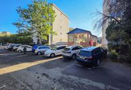 1.999 €, Spațiu comercial