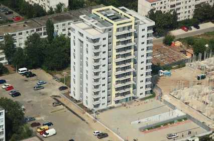 Asher Lax, Adama: „Oamenii nu au bani să cumpere apartamente mari“