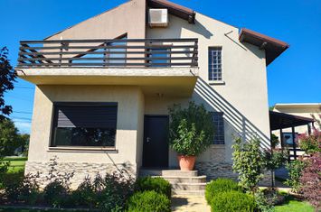 TARGOVISTE-PRISEACA vila deosebit de atractiva, garaj, teren 1000 mp anunturi imobiliare Dambovita