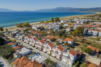 Mezonetă 2 niveluri, 70.53 mp, la 50 m de mare anunturi imobiliare Grecia