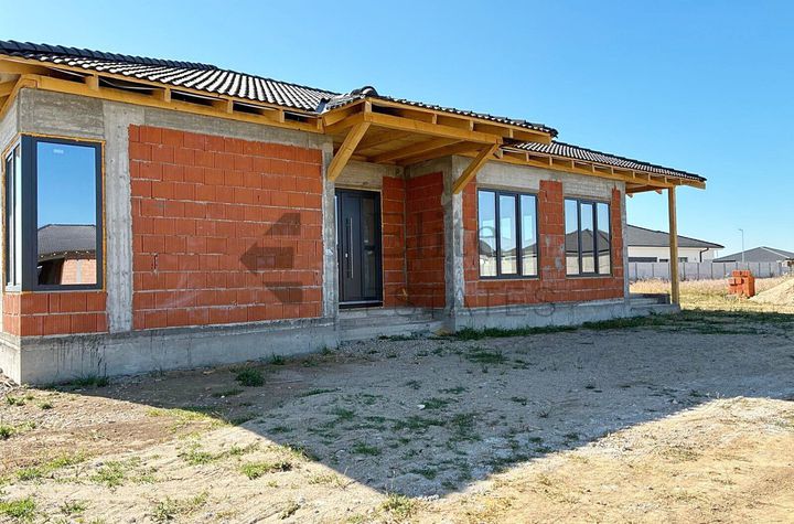 Casa la rosu  cu 4 camere de vanzare in Santandrei anunturi imobiliare Bihor