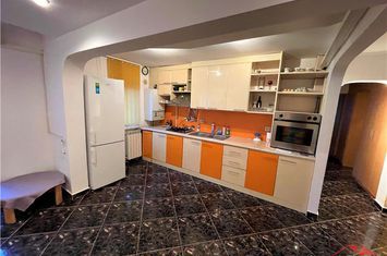 Apartament 3 camere de vanzare CENTRAL - Vrancea anunturi imobiliare Vrancea