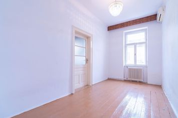 Apartament ultracentral Arad – 468 mp teren propriu, garaj, acces auto anunturi imobiliare Arad