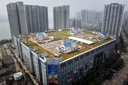 Casa construită pe acoperişul unui mall – planificare urbană inteligentă sau proiect absurd? (FOTO)