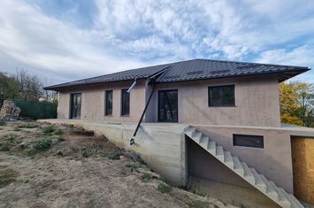 Casă - 4 camere de vanzare BACAU - Bacau anunturi imobiliare Bacau