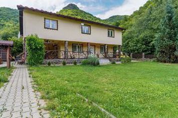 Cabana de vânzare –Mărișel, 10 camere, terasa 41mp, piscină, ciubăr anunturi imobiliare Cluj