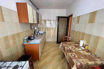 Apartament 3 camere de vanzare ULTRACENTRAL - Vrancea anunturi imobiliare Vrancea