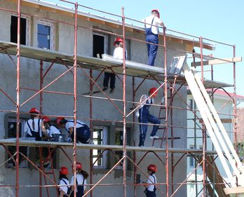 Angajaţii Millennium Bank au contribuit la construirea unei case Habitat