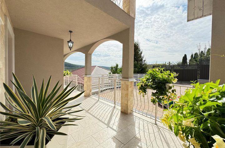 Vilă - 7 camere de vanzare EXTERIOR EST - Mures anunturi imobiliare Mures