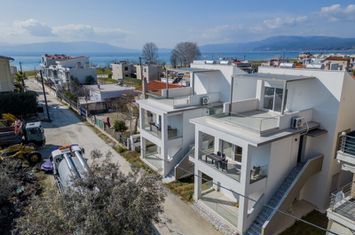 Mezonetă nouă 93 mp, Paralia Ofriniou, 100 m de mare anunturi imobiliare Grecia