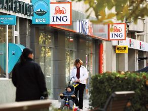 De ce nu închid băncile sucursalele neprofitabile?