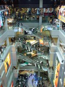 Chiriaşii din mall-uri profită de pe urma crizei