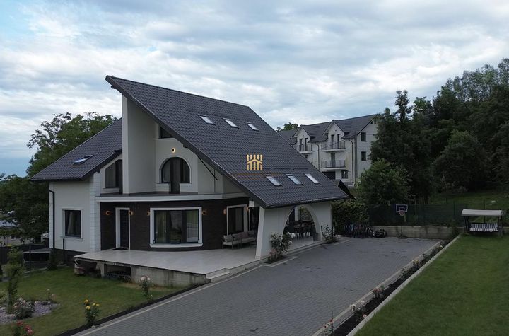 Vilă - 11 camere de vanzare IPOTESTI - Suceava anunturi imobiliare Suceava