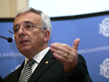 Isarescu cere pentru prima data bancherilor sa reduca substantial dobanzile la credite