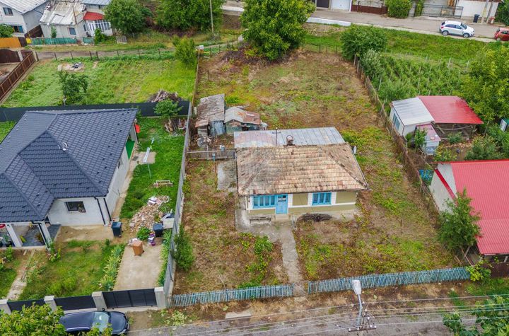 Casă bătrânească în Bucium, pe un teren ideal pentru viitor anunturi imobiliare Iasi