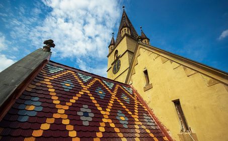 Acoperișul Bisericii Evanghelice din Sibiu a fost reabilitat cu tigle furnizate de Naturalpaint