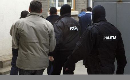 Bătrâni traficaţi pentru case: trei tineri, arestaţi pentru că furau imobilele pensionarilor