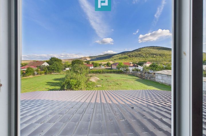 Casă cu panoramă spre dealurile Șiriei anunturi imobiliare Arad