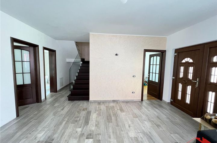 Vilă - 5 camere de vanzare SUD-VEST - Vrancea anunturi imobiliare Vrancea