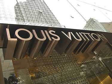 Louis Vuitton a luat faţa magazinelor din Londra