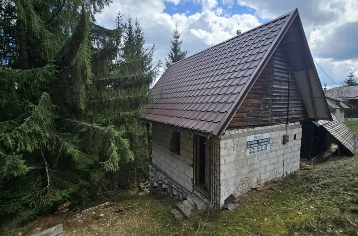 Casa de vacanta cu 927 mp teren, Statiunea Muntele Baisorii anunturi imobiliare Cluj