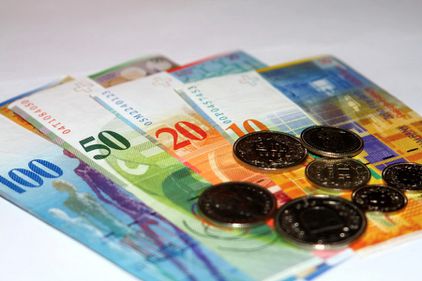 Prima instituție care oferă o soluție temporară românilor cu credite în franci elvețieni