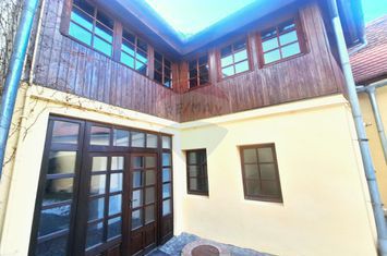 Casa individuala cu curte in centrul istoric,  renovata integral anunturi imobiliare Sibiu
