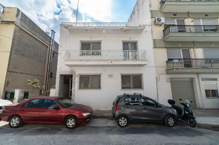 Casă cu două apartamente în Vyronas, 192 mp, 200 metri de plajă anunturi imobiliare Grecia