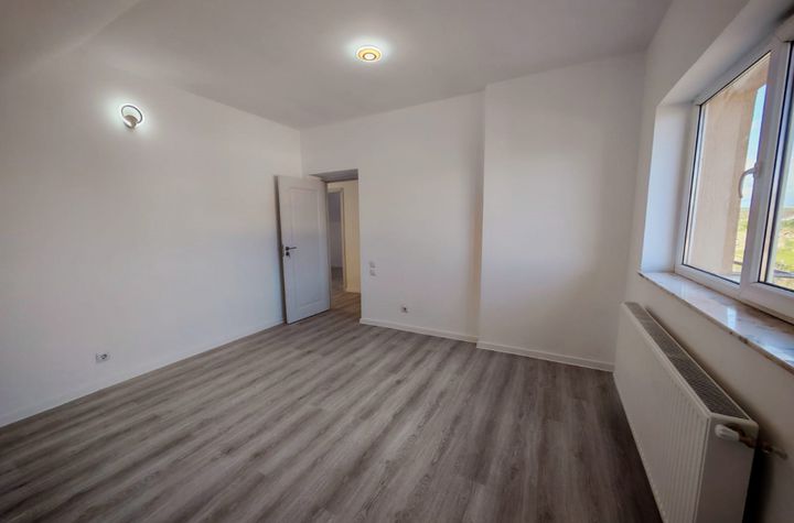 Vilă - 3 camere de vanzare CRAIOVA - Dolj anunturi imobiliare Dolj