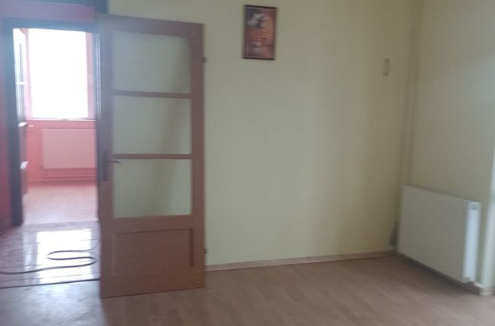 Apartament cu 3 camere, zona 1 Decembrie anunturi imobiliare Constanta