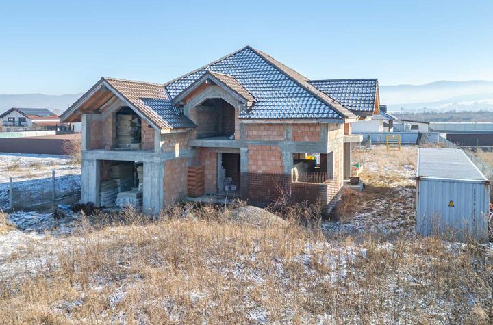 Casă cu Garaj - Personalizează-ți Spațiul După Bunul Tău Plac! anunturi imobiliare Brasov