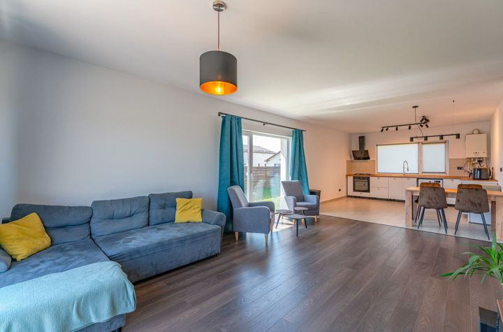 Casă Individuală de Închiriat, Încălzire în Pardoseală, Teren 400 mp anunturi imobiliare Brasov