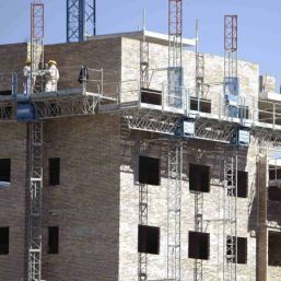 Românii construiesc mai puţin