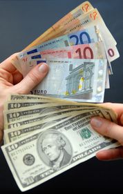 Euro atinge minimul ultimilor doi ani, raportat la cele mai multe valute importante