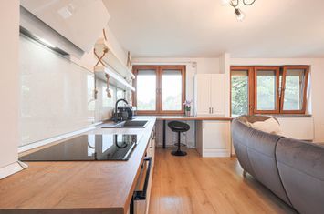 Apartament ultracentral cu vedere spre parc – liniște și confort anunturi imobiliare Arad