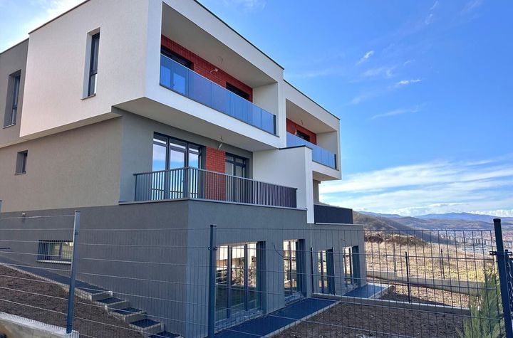 Casa tip duplex dispusa pe 3 niveluri, situata in Floresti- zona Vivo anunturi imobiliare Cluj