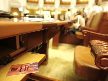 Averile cabinetului Boc: Un singur ministru declara ca n-are proprietati imobiliare si e dator la banca