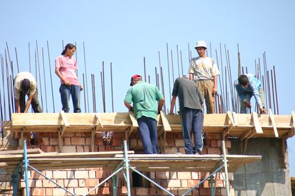 INS: August 2009 a înregistrat noi scăderi în construcţii